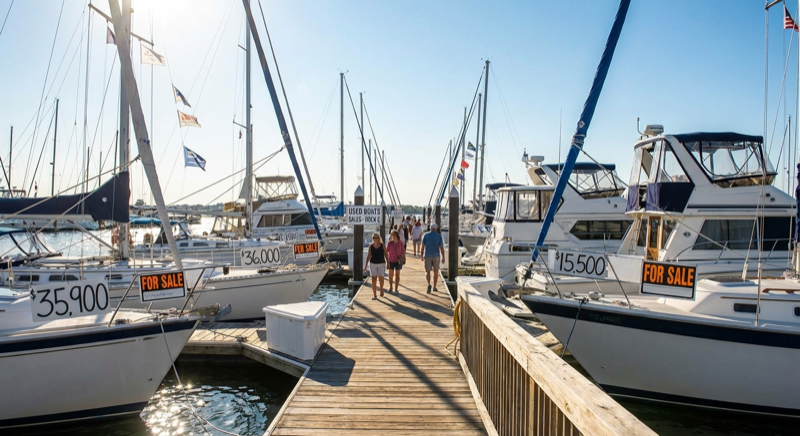 Gebrauchtboote zum Verkauf an einem Marina-Steg