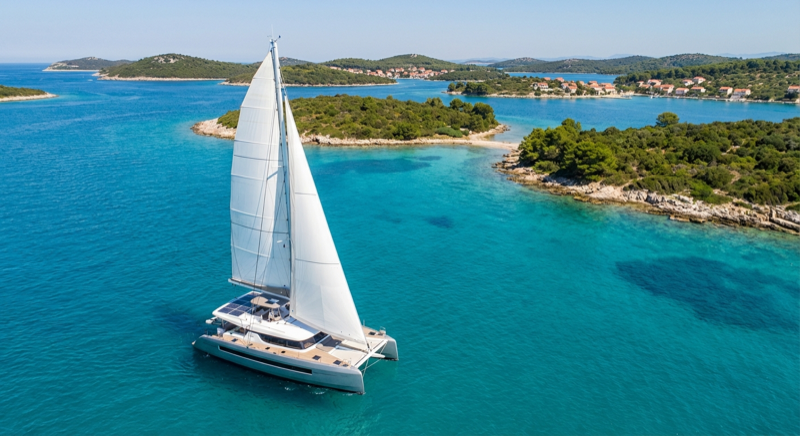 Luxus-Katamaran segelt in türkisfarbenem kroatischem Gewässer