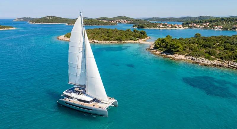 Luxus-Katamaran segelt in türkisfarbenem kroatischem Gewässer